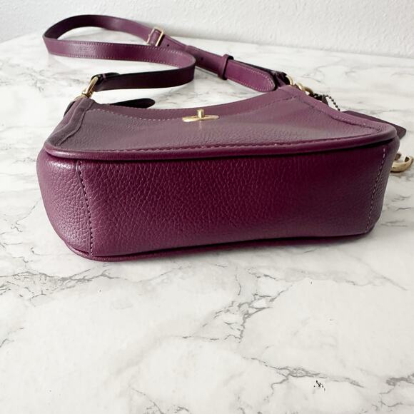 NWOT Coach Chaise Crossbody 19 Wine Color Pebbled Leather Turnlock Pocket Bag - Picture 3 of 13